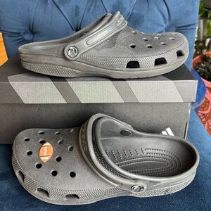 Pre-Owned Men’s Size 8 / Women’s Size 10 Black CROCS